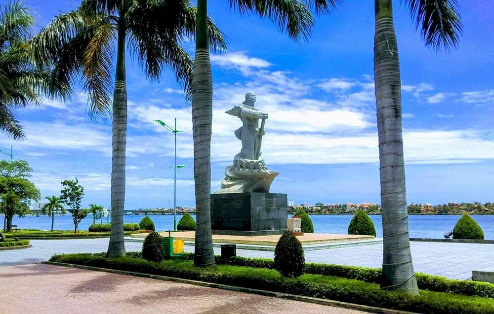 Với người dân Quảng Bình, Tượng đài Mẹ Suốt là biểu tượng sống động